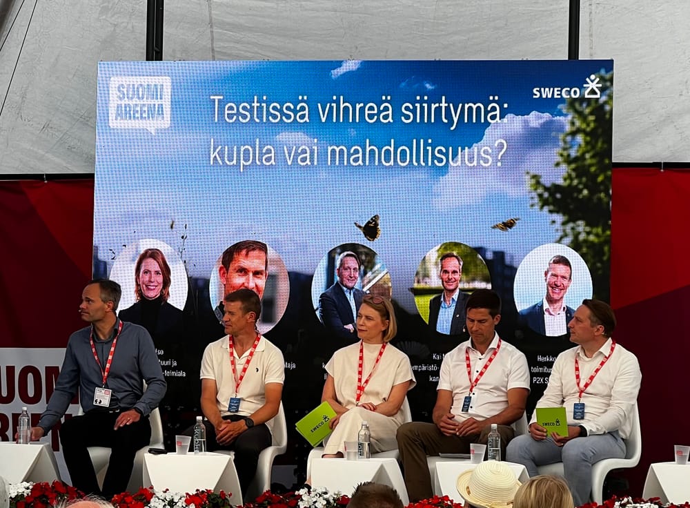 Metsäaktivistit keskeyttivät ympäristöministeri Kai Mykkäsen paneelikeskustelun SuomiAreenassa post image