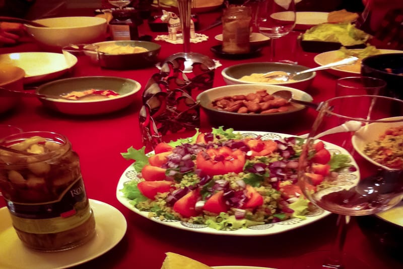 Istu joulun pöytään – kolme esseetä ruoasta post image