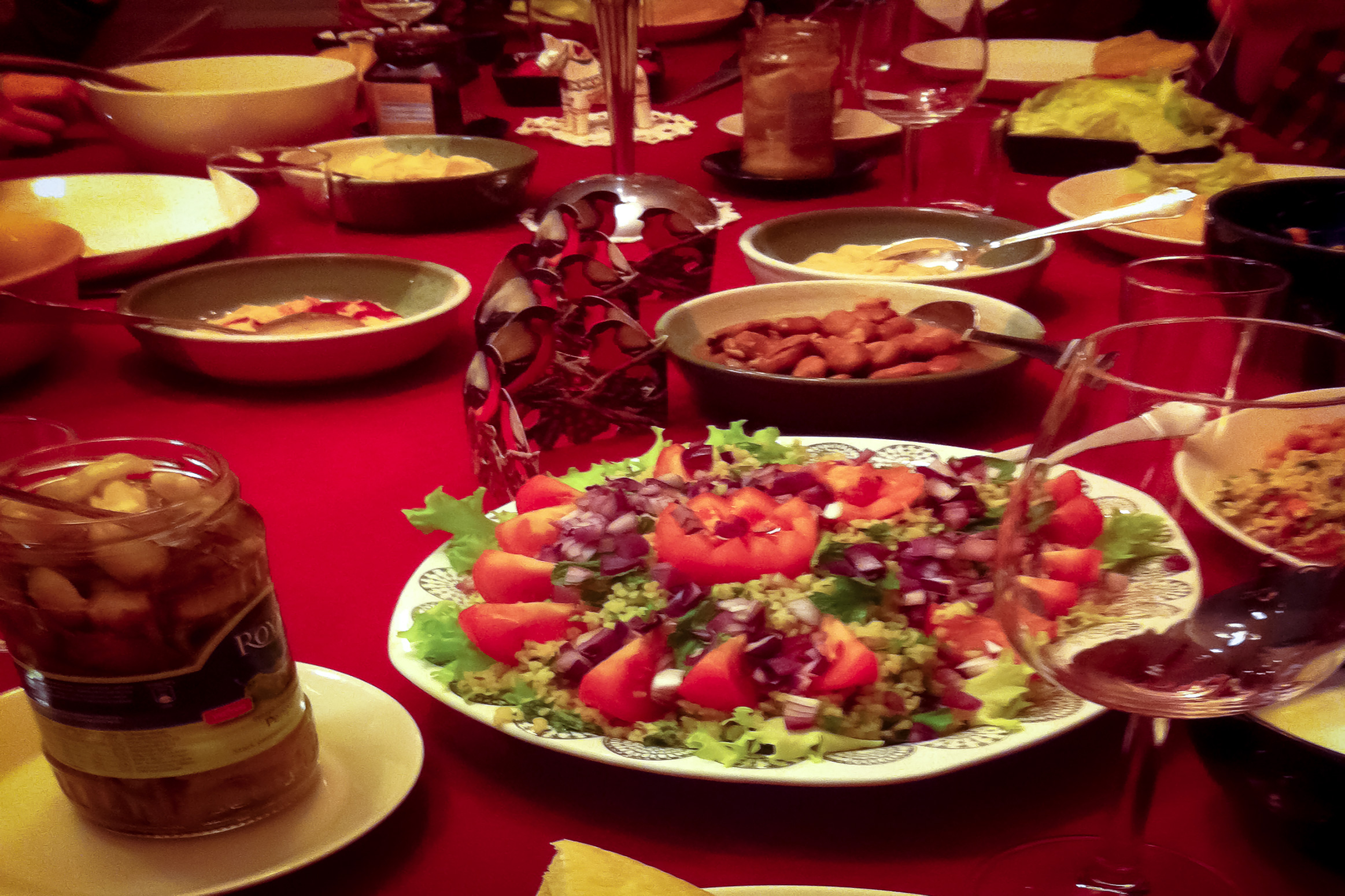 Istu joulun pöytään – kolme esseetä ruoasta