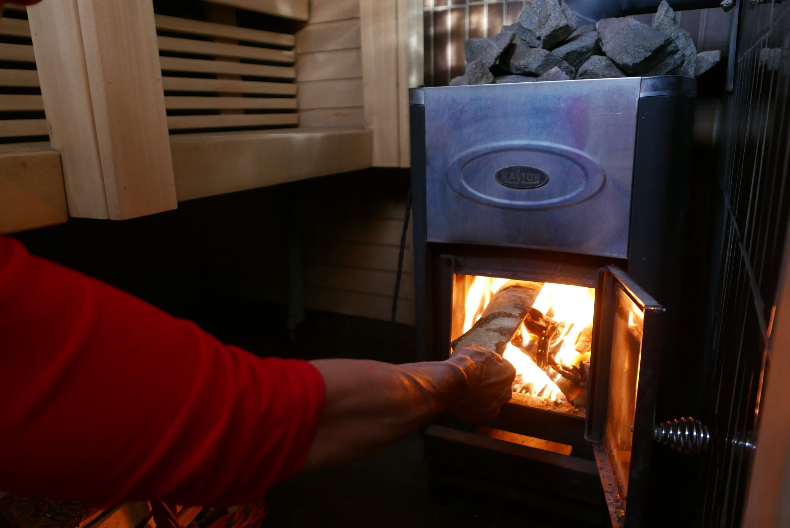 Pienpolton päästöihin tulossa tiukennuksia, mutta saunat saavat jatkaa savuttamista